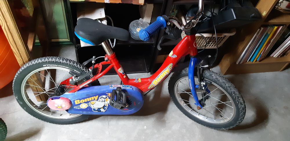 V&eacute;lo enfant rouge et bleu Vélos