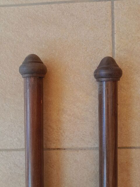 Lot de 2 tringles à rideaux en bois plus 4 embouts en bois. Montblanc (34)