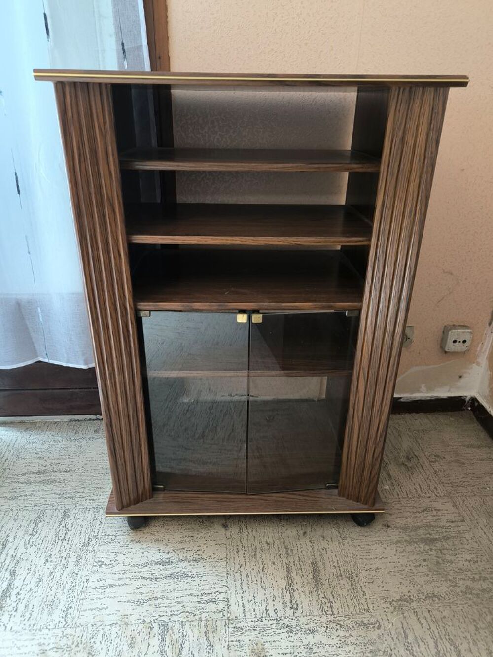 Meuble TV en bois sur roulettes avec portes en verre Meubles