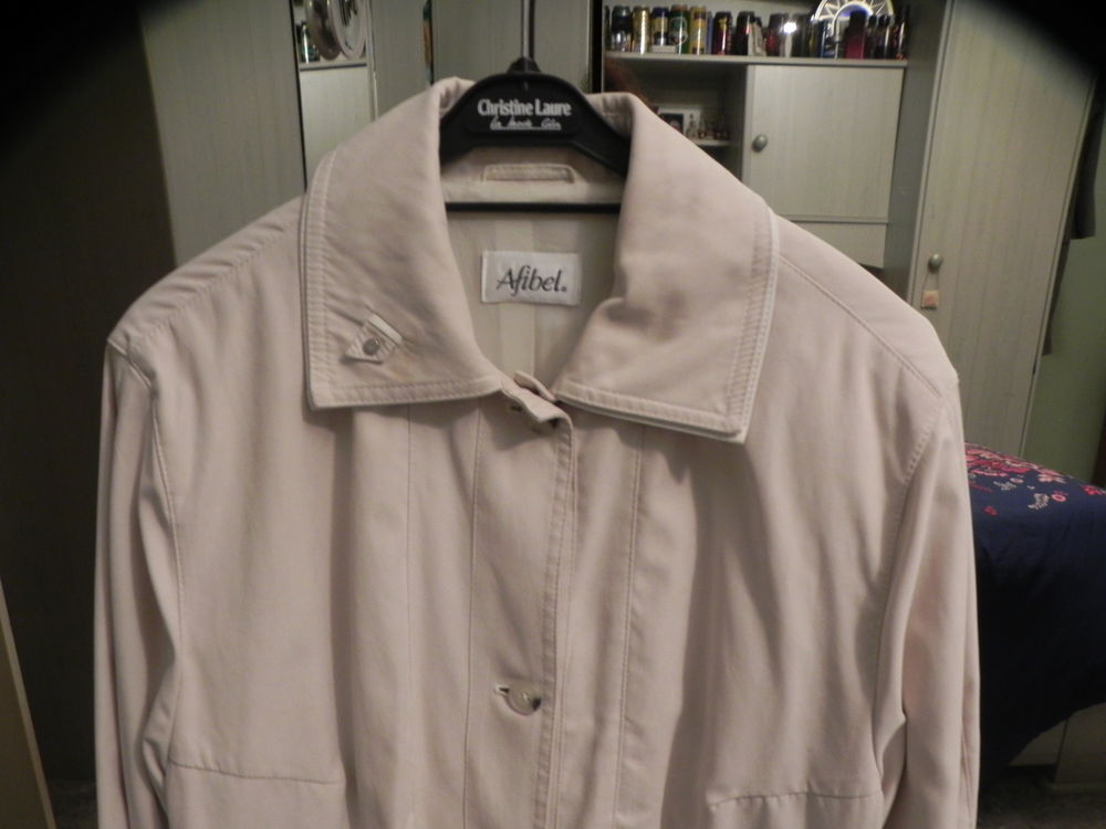 Veste beige Afibel, &eacute;tat neuf, taille 46/48, tr&egrave;s douce. Vêtements