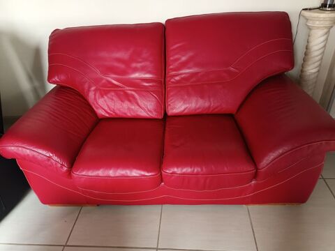   fauteuilet canap rouge en cuir 
