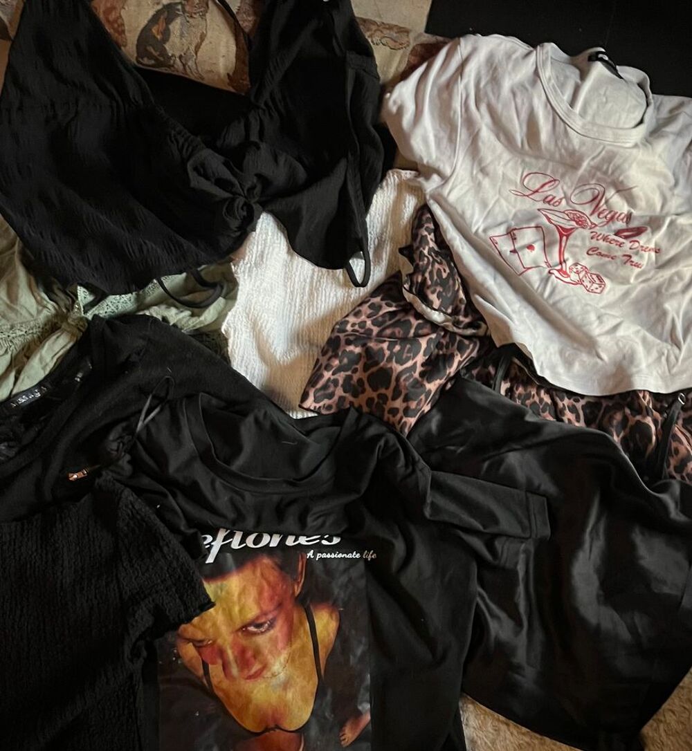 Lot 40 pi&egrave;ces de v&ecirc;tements quasi neuf V�tements