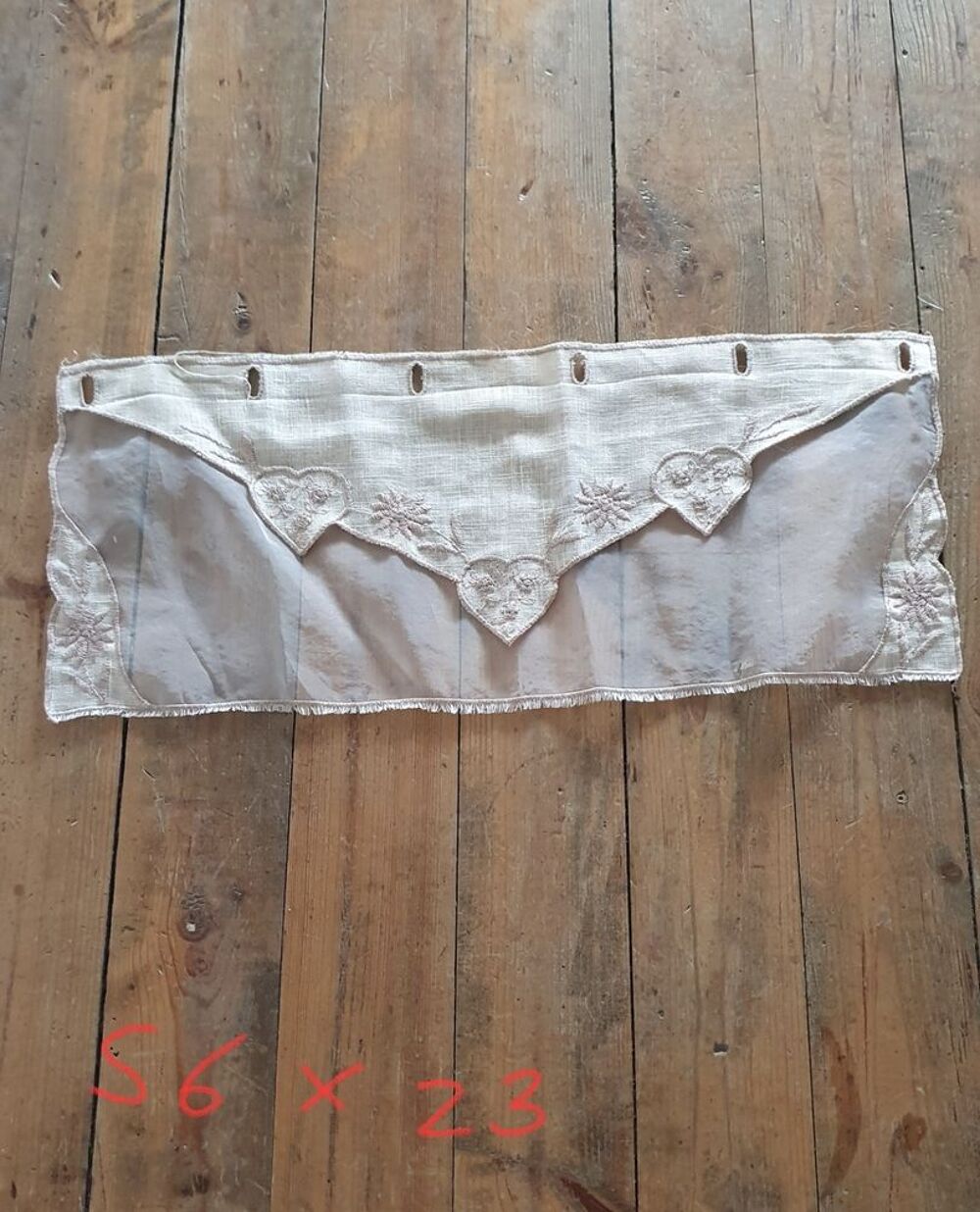 Joli rideau beige brod&eacute; 56 x 23 cm Décoration