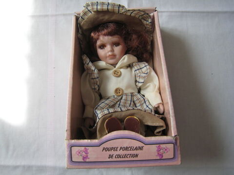 Poupée de porcelaine - (NH78) 7 Versailles (78)