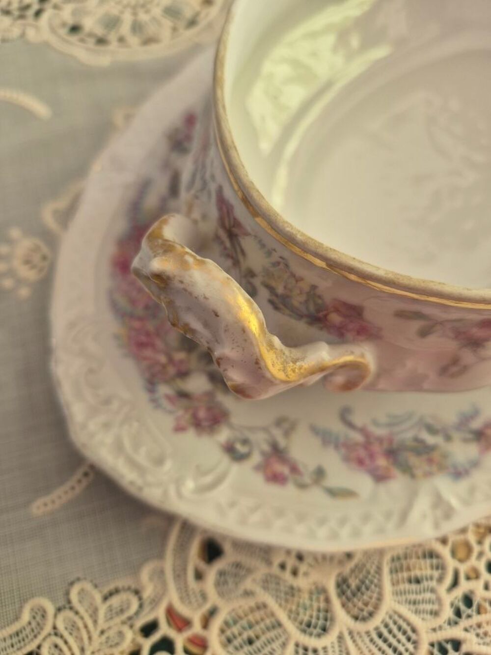 Sauci&egrave;re en porcelaine . Décoration