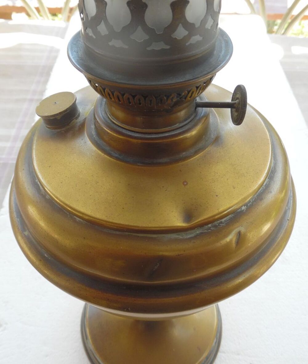 Lampe &agrave; p&eacute;trole en laiton ans 50 Hauteur 58 cm avec le verre Décoration