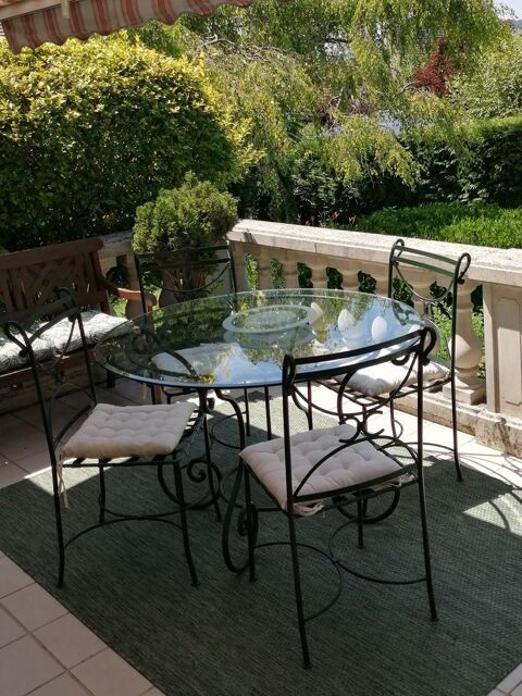 table ronde plateau en verre et 4 chaises fer forg� 250 �tampes-sur-Marne (02)