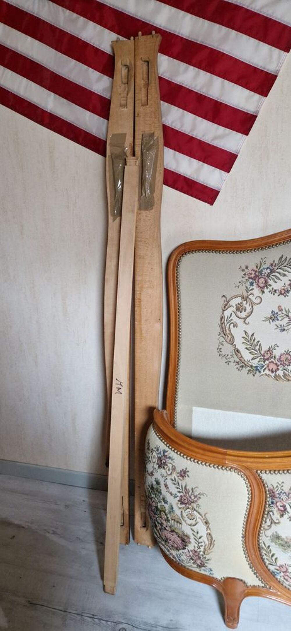 Lit style Louis XV capitonn&eacute; brod&eacute; Meubles