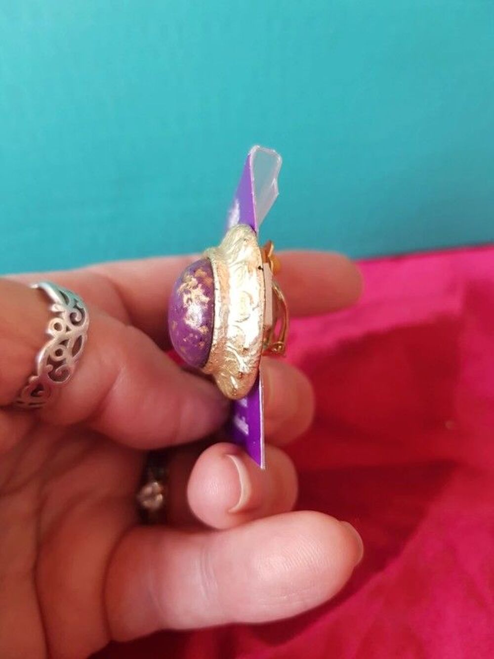 Clip d oreilles dor&eacute;e et violette neuve marque Claire's diam Bijoux et montres