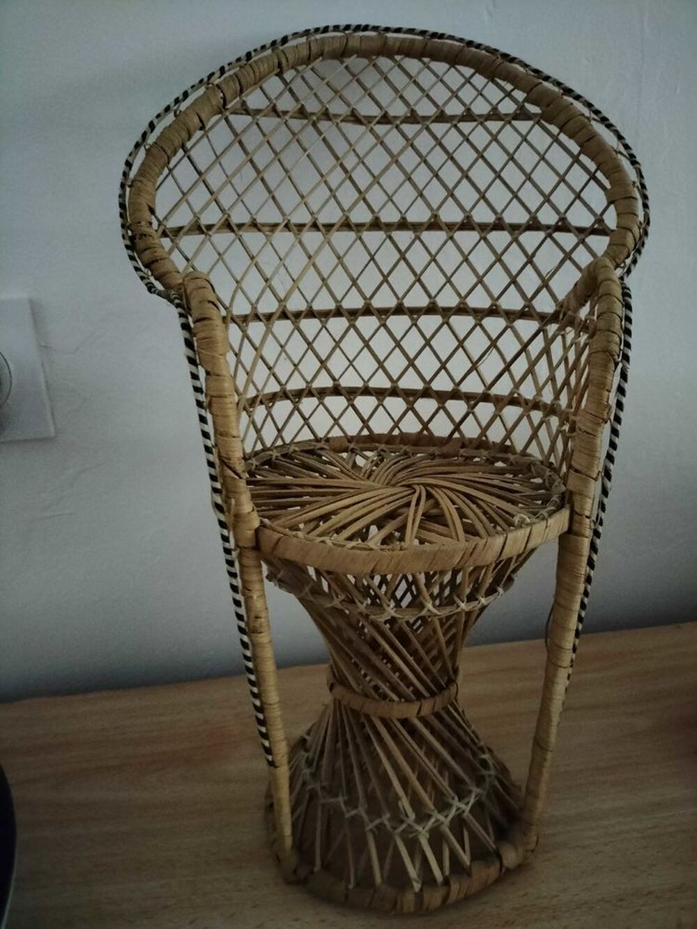 petit fauteuil en rotin style ''emanuelle pour poup&eacute;e Dcoration