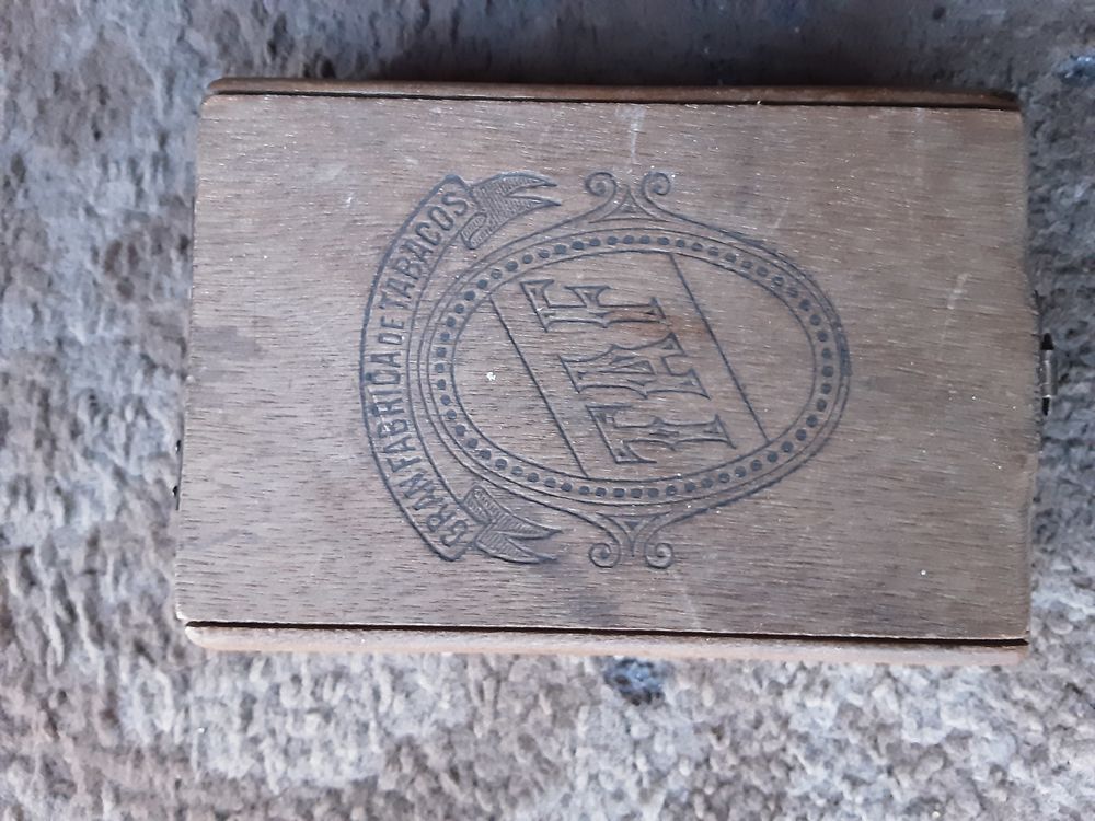 Lot de 7 bo&icirc;tes Publicitaires M&eacute;tal et bois; B&ecirc;tise de Cambr 