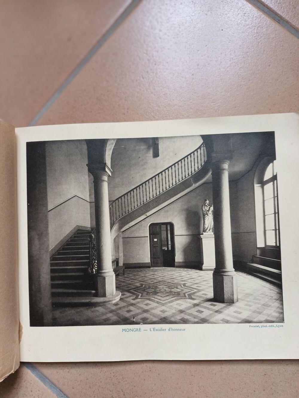 Album de 18 photos de 1926 coll&egrave;ge Notre-Dame de Mongr&eacute; 