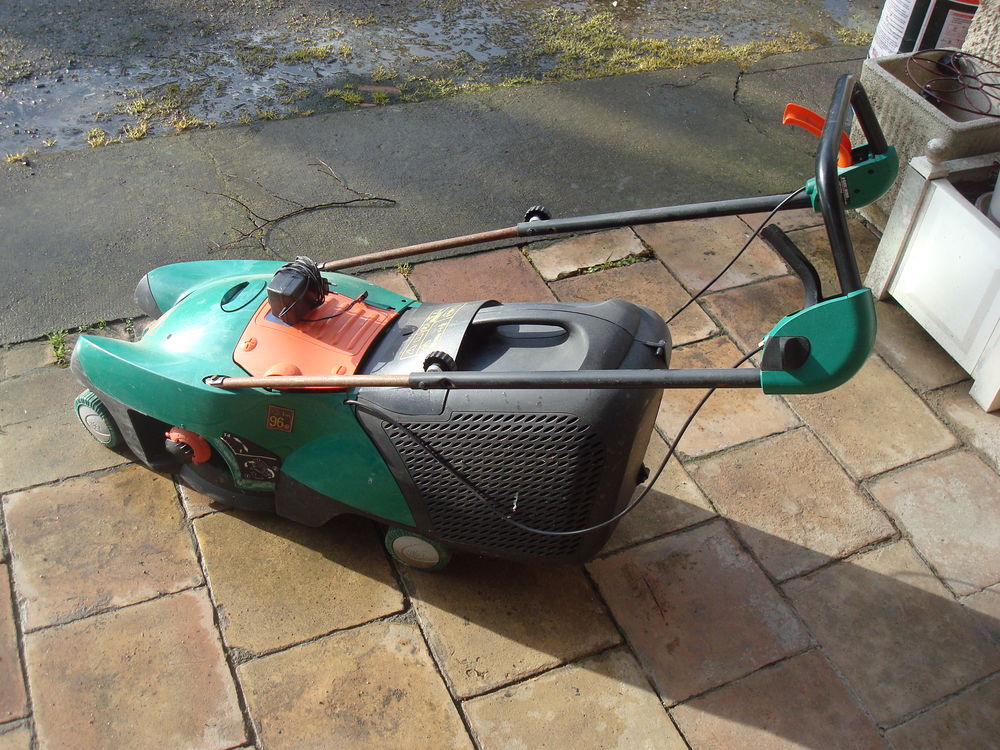 petite tondeuse a batterie 12 volts.black et deker Jardin