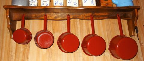 Casseroles émaillées bordeaux et étagère
45 Varennes-Vauzelles (58)