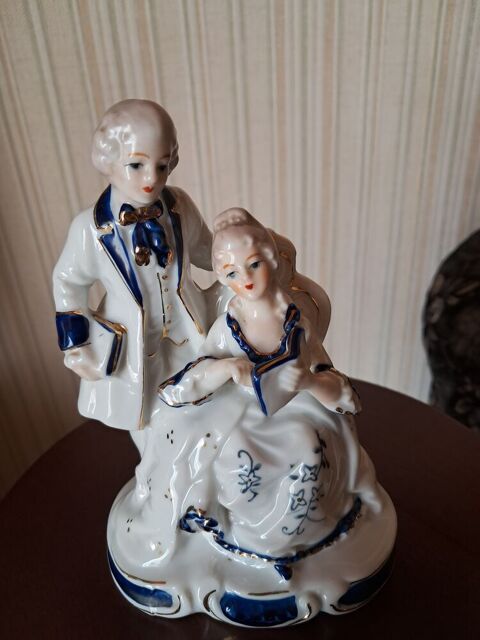 Statuette avec estampille bleue dessous Creil (60)