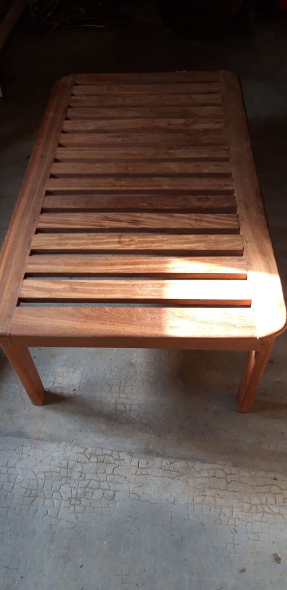 Table basse en bois d&acute;origine Afrique de l&acute;Est. Meubles