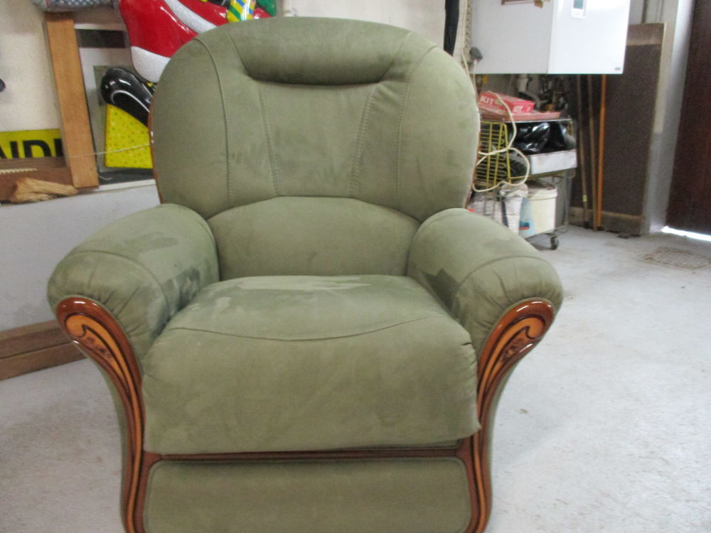 un canape avec un fauteuil super etat Meubles