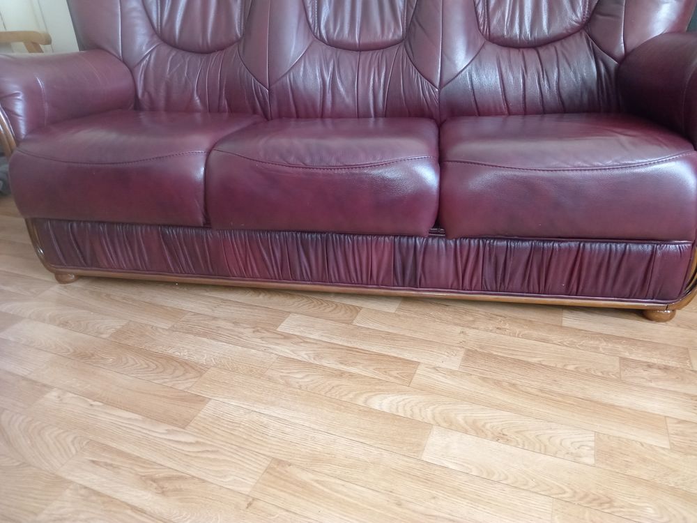 d'un ensemble de fauteuil en cuir couleur bordeaux Meubles