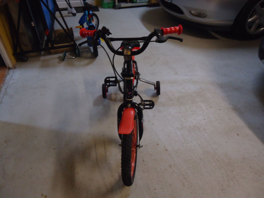 v&eacute;lo enfant 16 pouces bon &eacute;tat avec roulettes patin de frein Vélos
