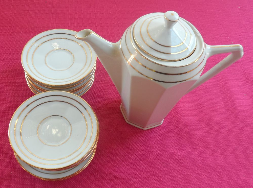 1 cafeti&egrave;re et 12 sous-coupes neuves de belle qualit&eacute;
Cuisine