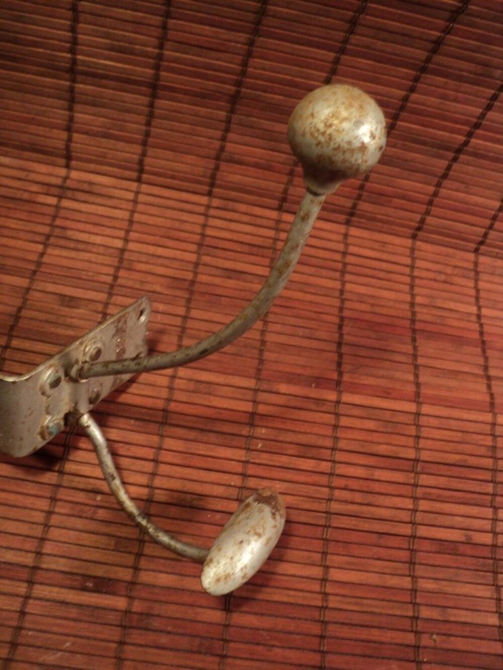 Ancien Porte-Manteau d'Angle 2 Pat&egrave;res M&eacute;tal. Meubles