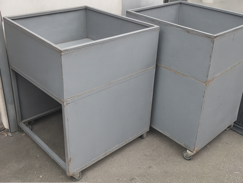 8 bacs m&eacute;talliques &agrave; roulettes, dimensions 66 x 65 cm, haute 39 93240 Stains