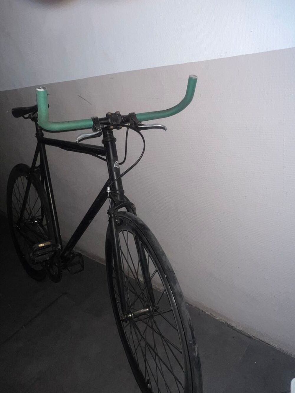 V&eacute;lo tr&egrave;s bon &eacute;tat couleur noir Vélos