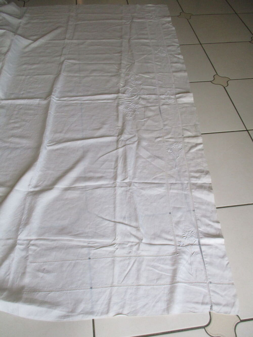 Drap brod&eacute; fleurs Décoration