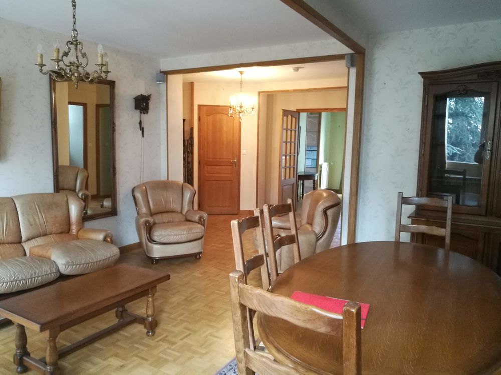 Lot de 2 fauteuils cuir beige et bois bon &eacute;tat Meubles