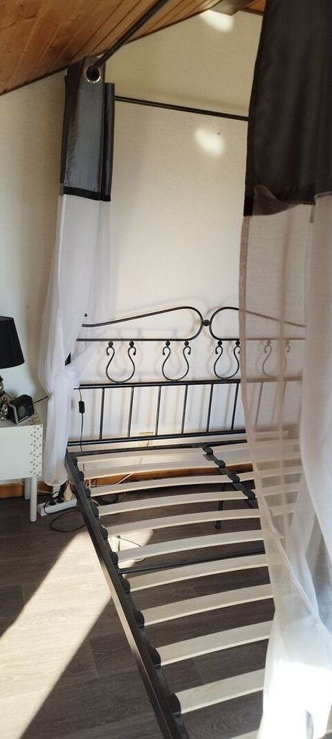 Lit m�tal baldaquin Viuz-en-Sallaz (74)