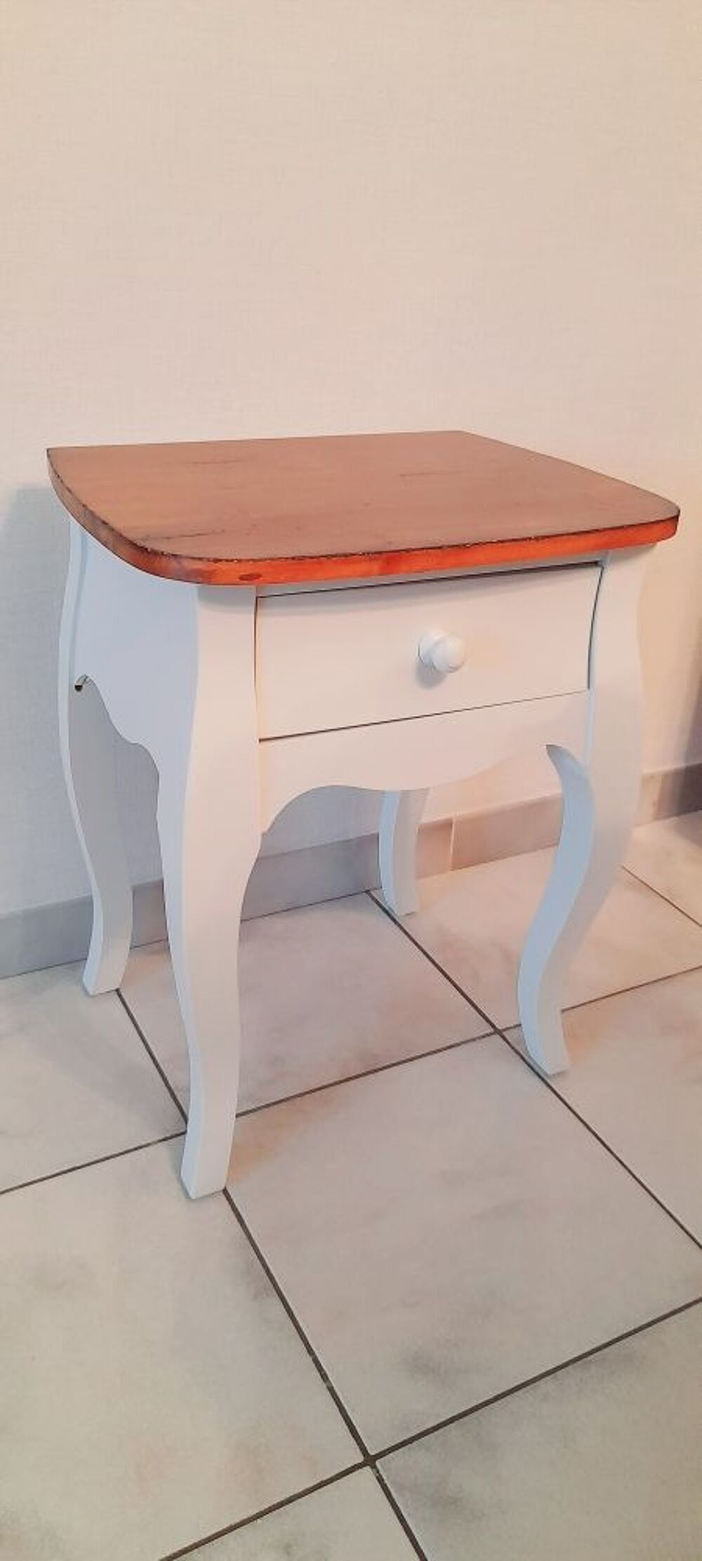 Table d'appoint cr&egrave;me et plateau bois de Maison du Monde. Meubles