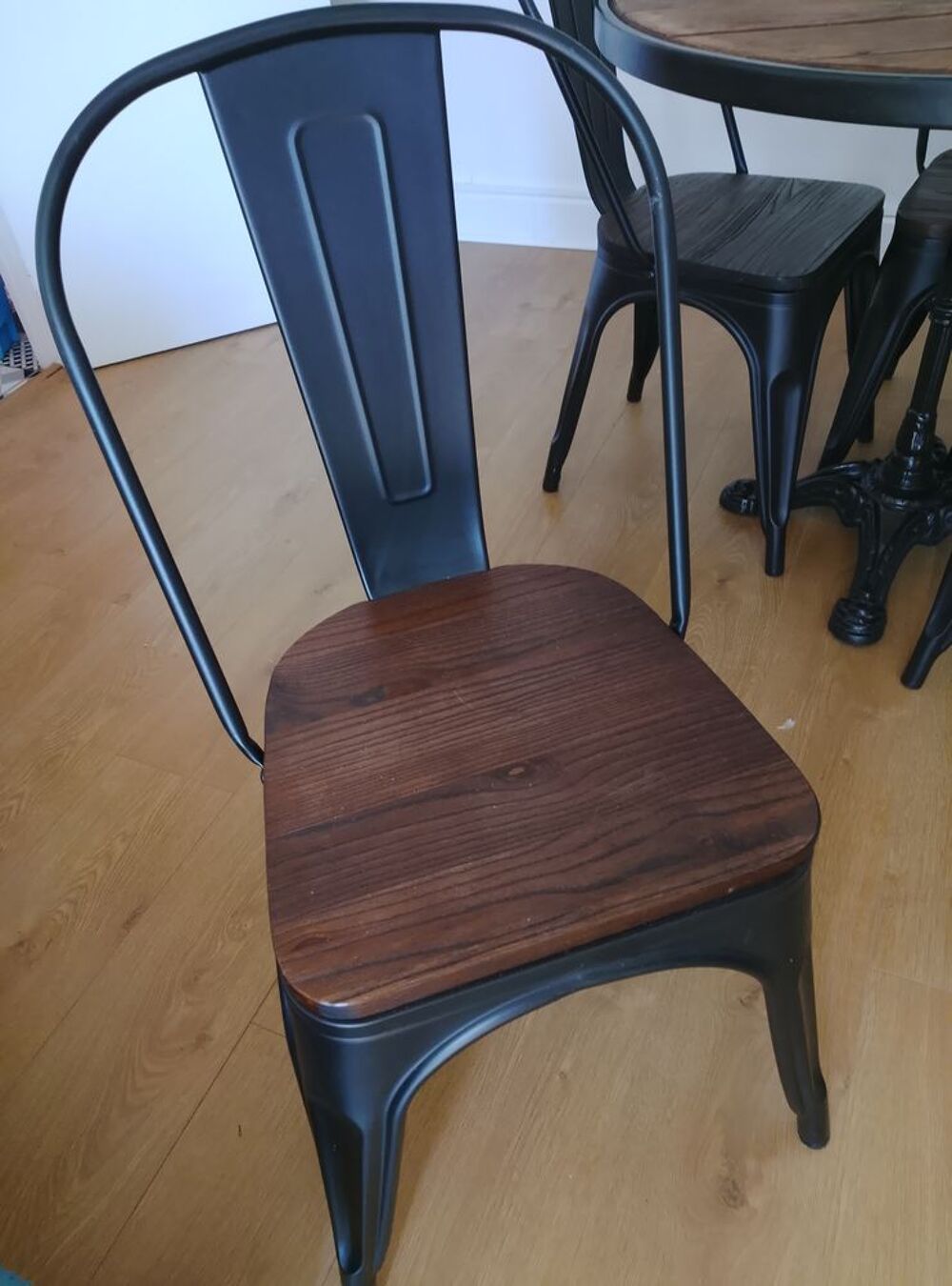 Jolie table ronde pied en fonte. Diam&egrave;tre 90
Avec 4 chaises Meubles