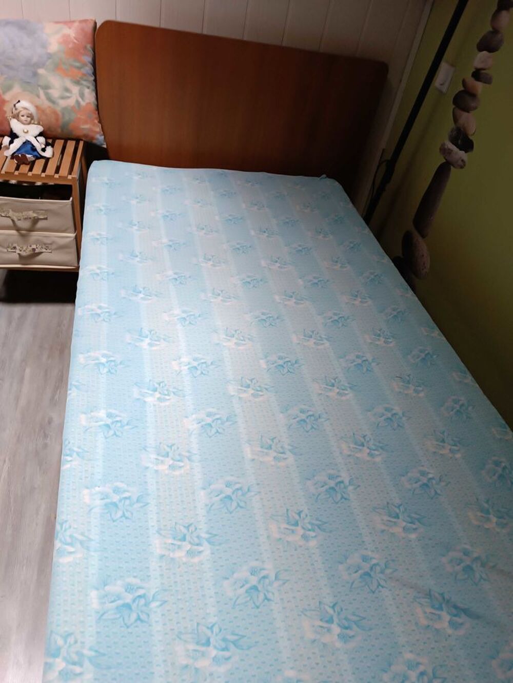 lit en 90 en bois avec sommier fer et matelas en bon &eacute;tat &agrave; r&eacute;cup&eacute;rer sur place Meubles