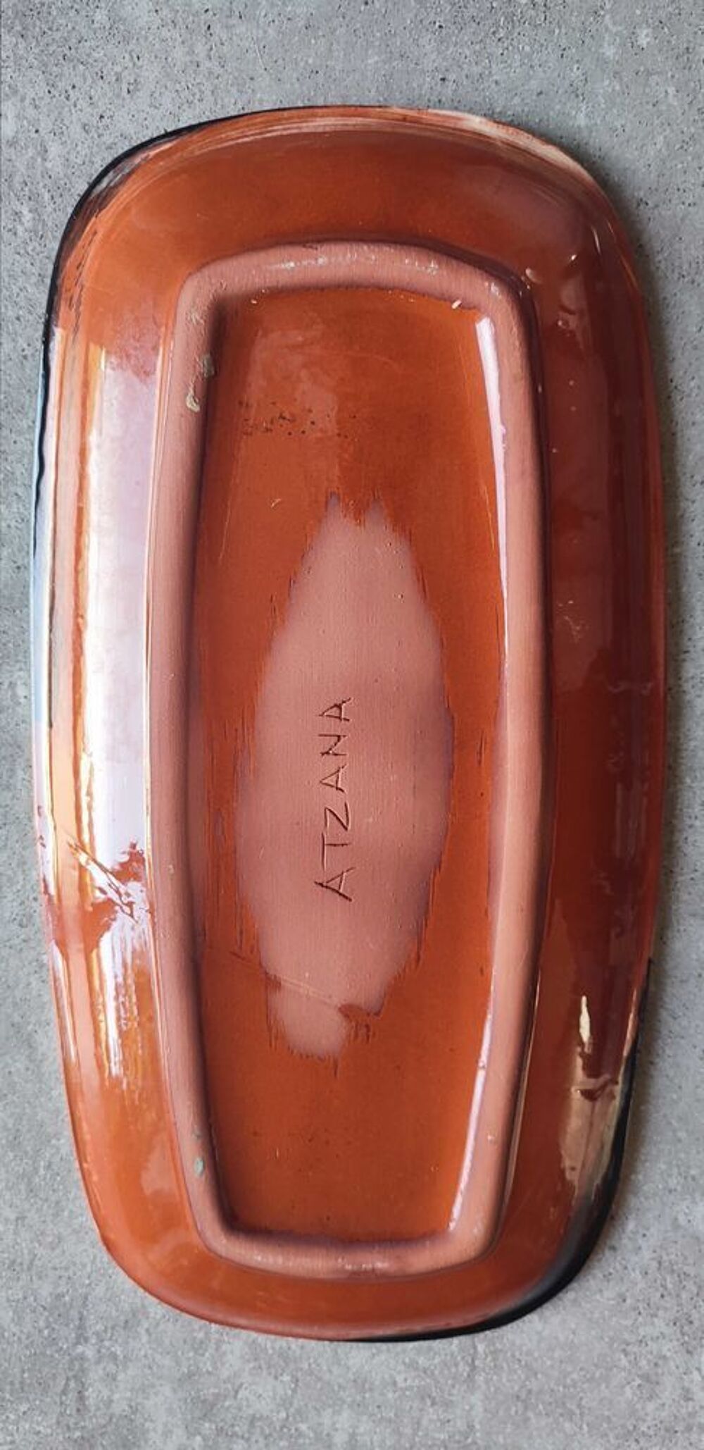 Plat allong&eacute; sign&eacute; Thomas Bux&oacute; atelier Atzana c&eacute;ramique moderniste 