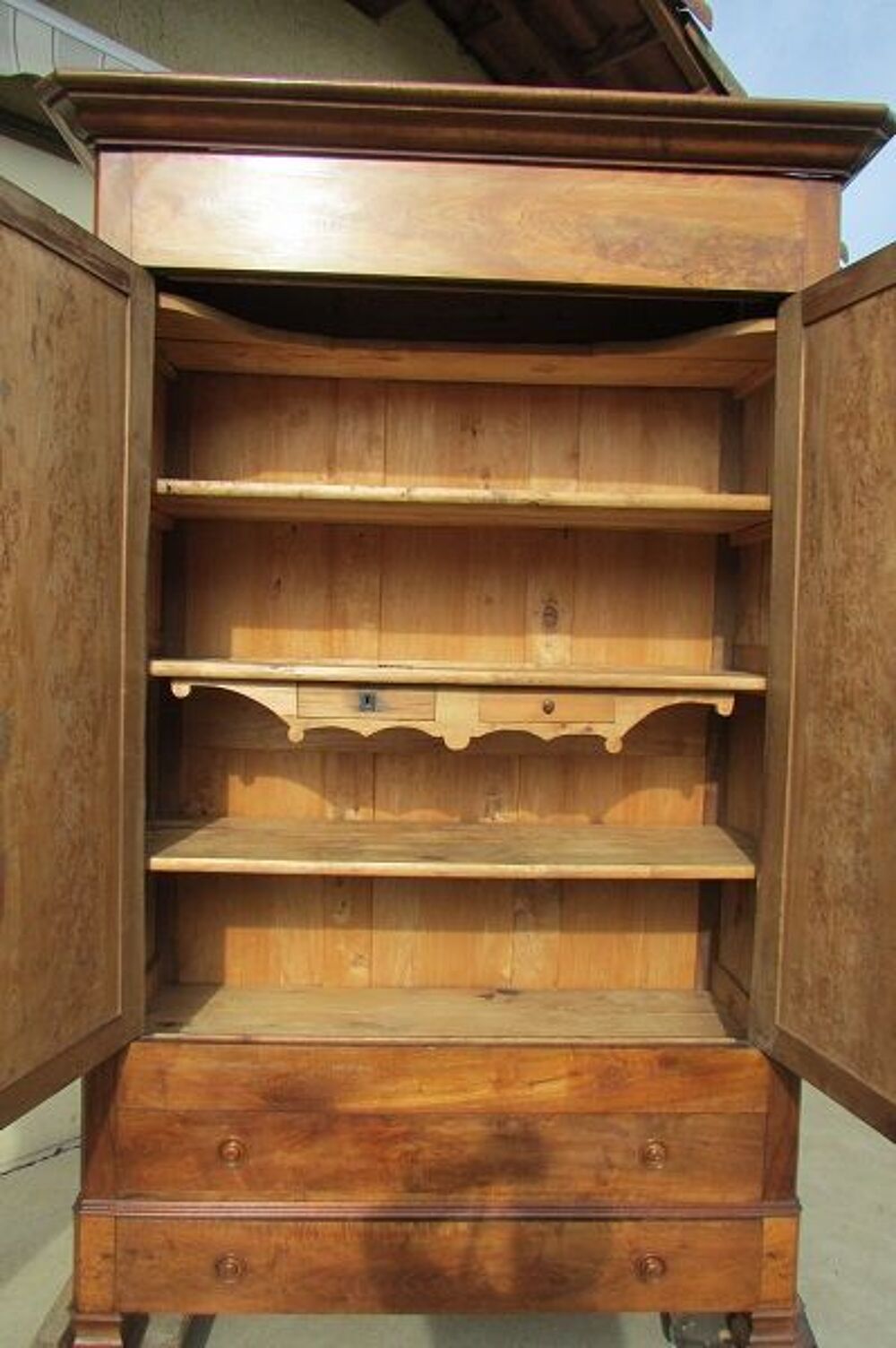 Grande armoire ling&egrave;re en noyer et loupe, Louis Philippe Meubles