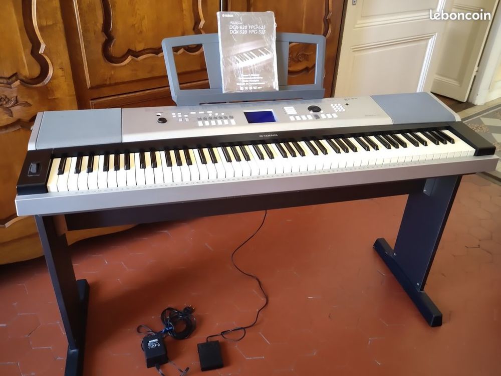 Clavier arrangeur gris Yamaha DGX 520
Instruments de musique