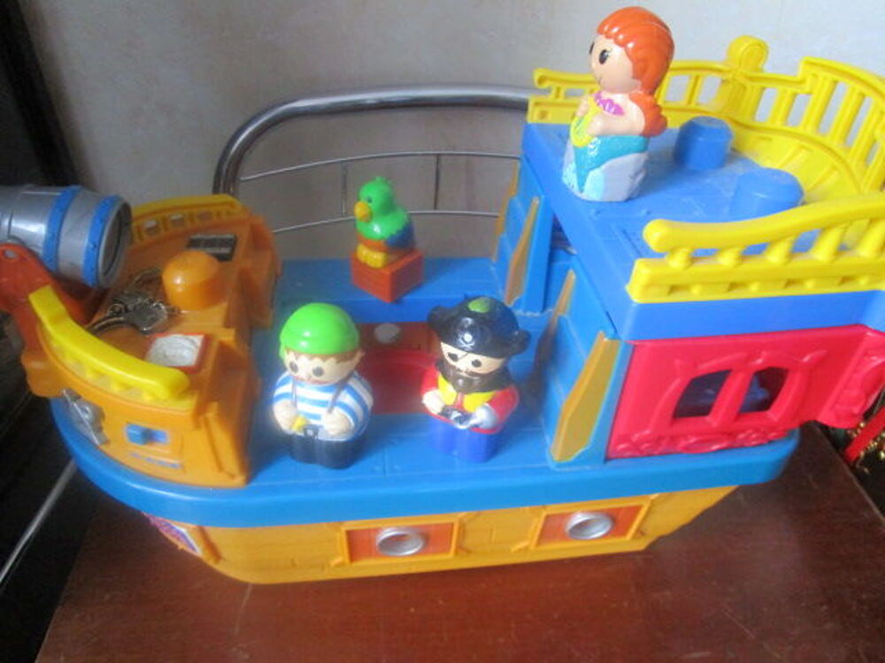 MEGA BLOKS - BATEAU PIRATE 
et 5 sujets 
Jeux / jouets