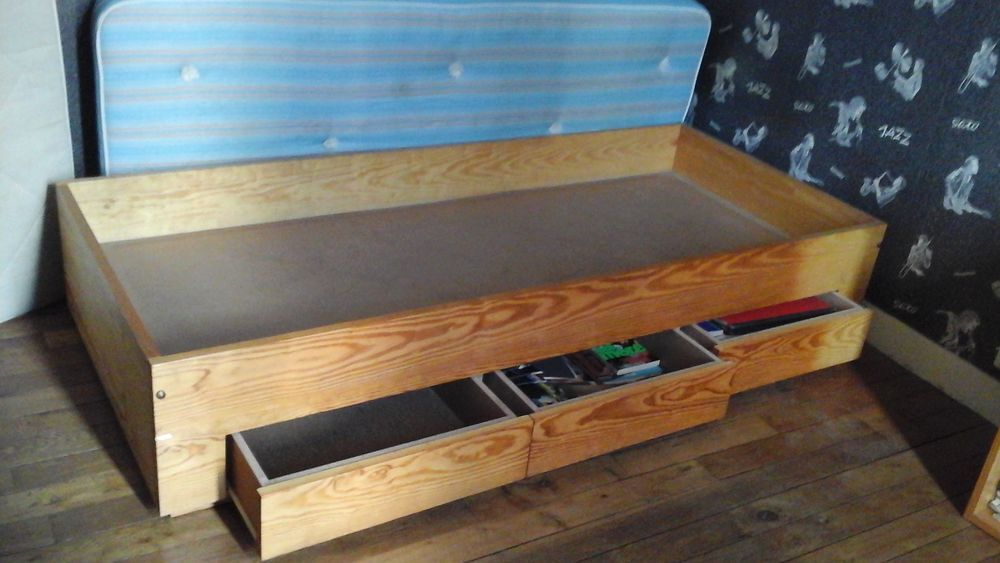 Lit pour enfant ou ados et table de chevet
Meubles