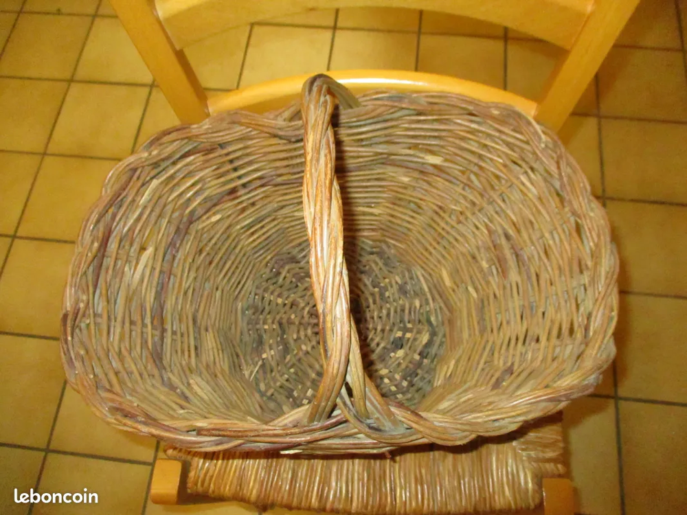 tr&egrave;s grand panier en osier en bon &eacute;tat Décoration