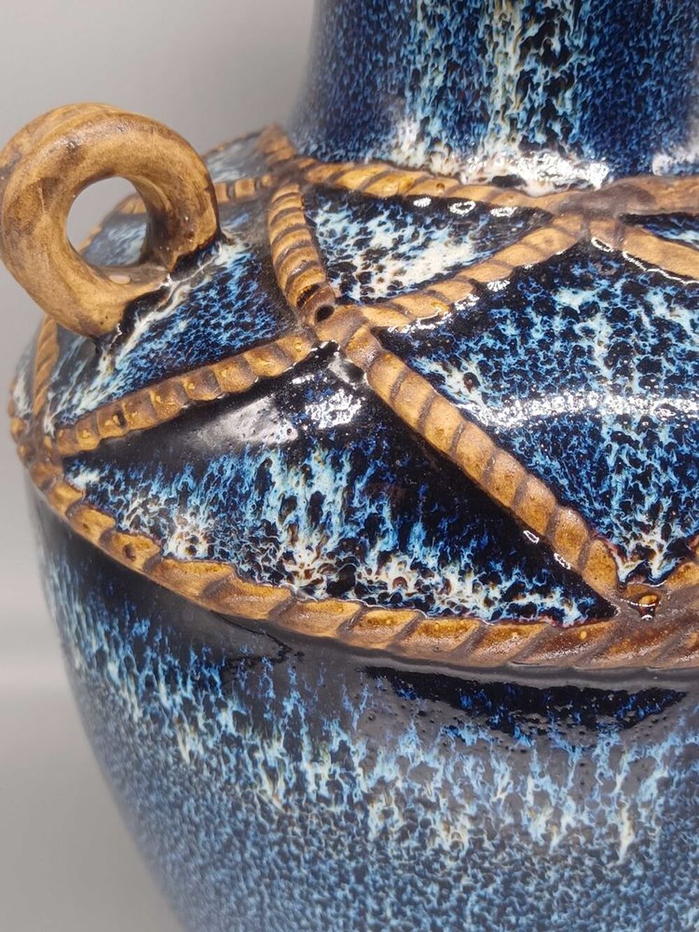 Grand vase en c&eacute;ramique bleu d&eacute;cor&eacute; de cordage vdsa Décoration