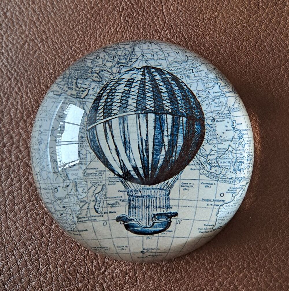 Presse papier en verre motif montgolfi&egrave;re avec map monde Décoration