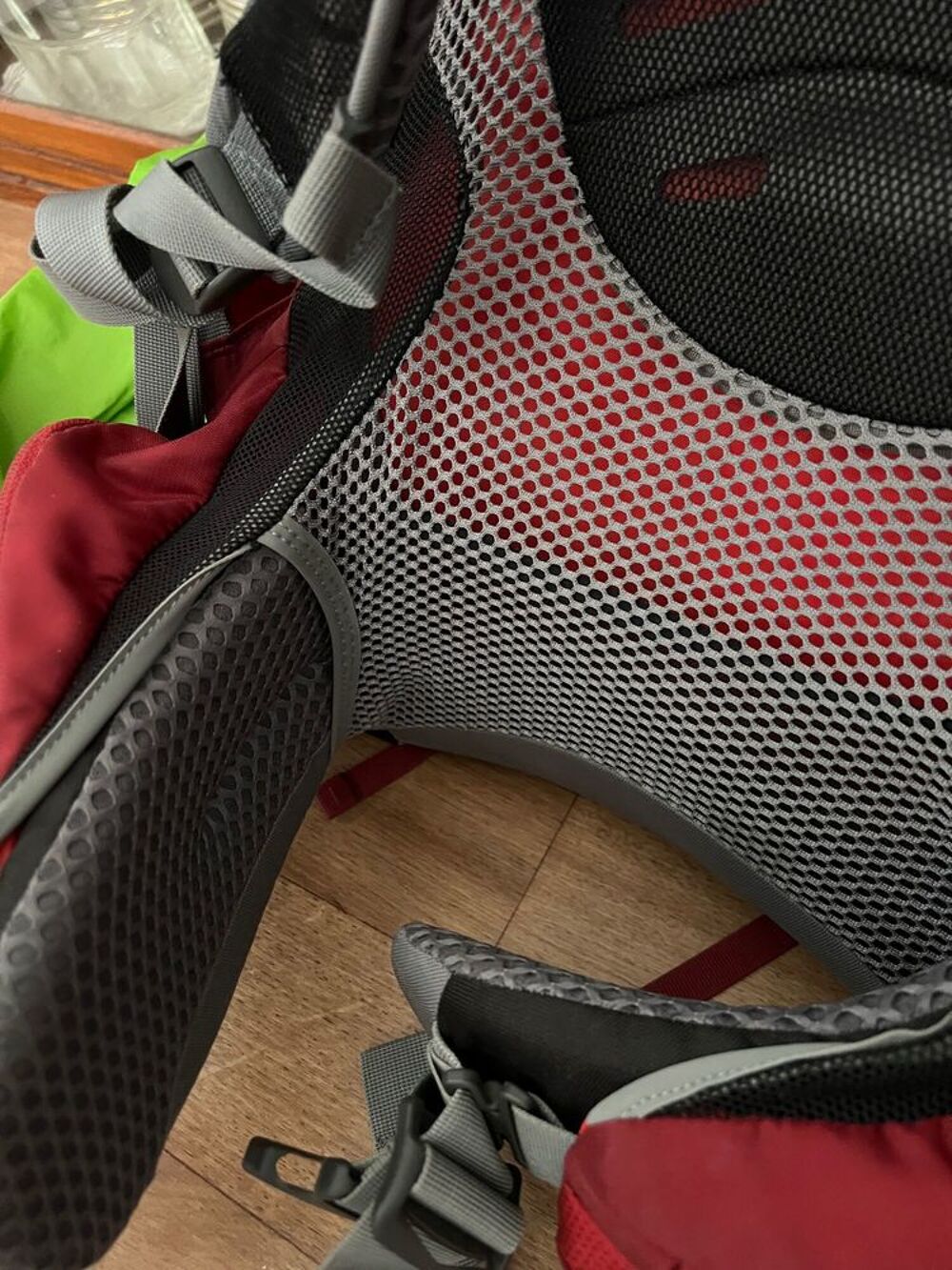 sac randonn&eacute;e Osprey Ariel 65 AG femme rouge (tr&egrave;s bon &eacute;tat) Sports