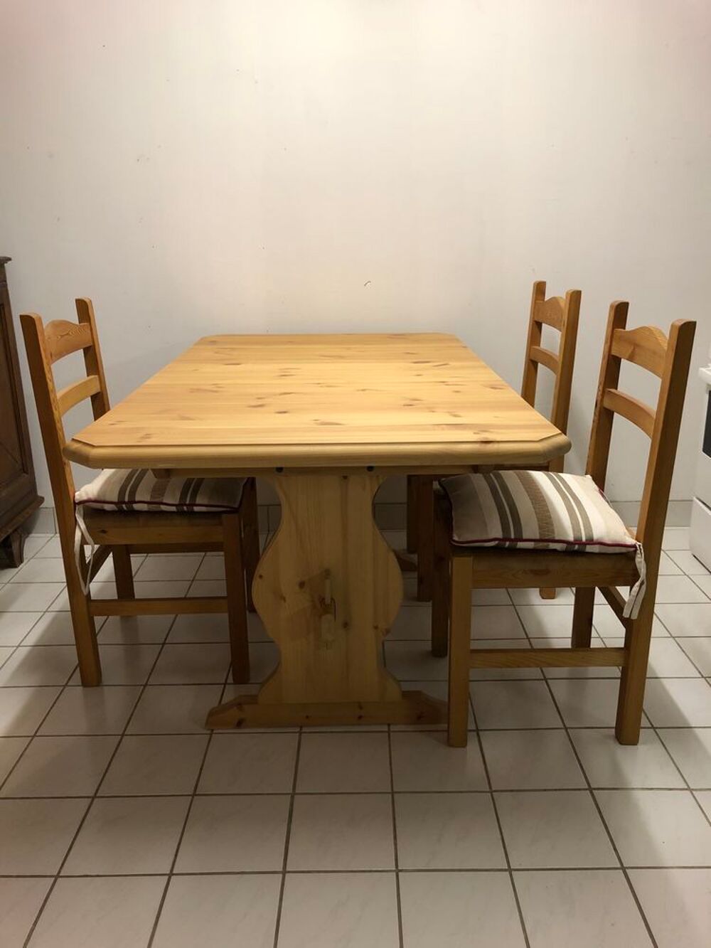 Table, chaises et banc Meubles
