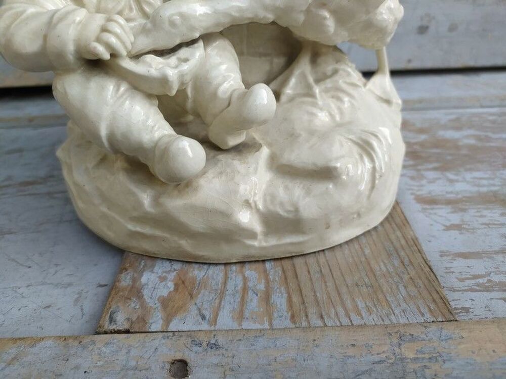 Ancien Vase Fa&iuml;ence Blanche Oie Volant le Gouter d'un Enfant Décoration