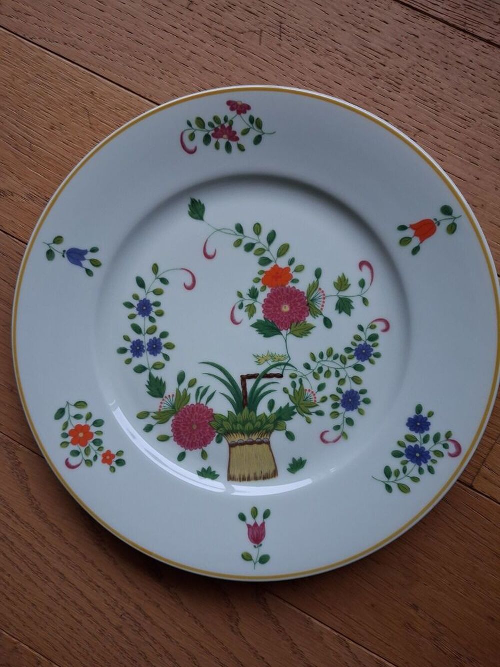 Beau service de table : assiettes et plats Cuisine