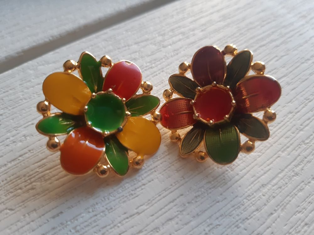 Lot de 2 Boutons fleurs multicolores m&eacute;talliques l&eacute;gers Bijoux et montres