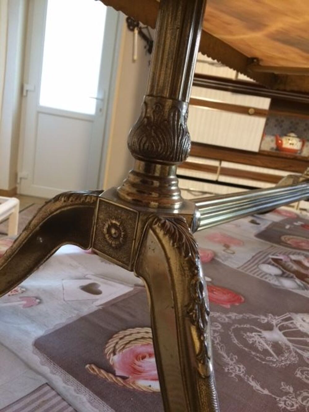 TABLE de SALON dessus MARBRE.. Meubles