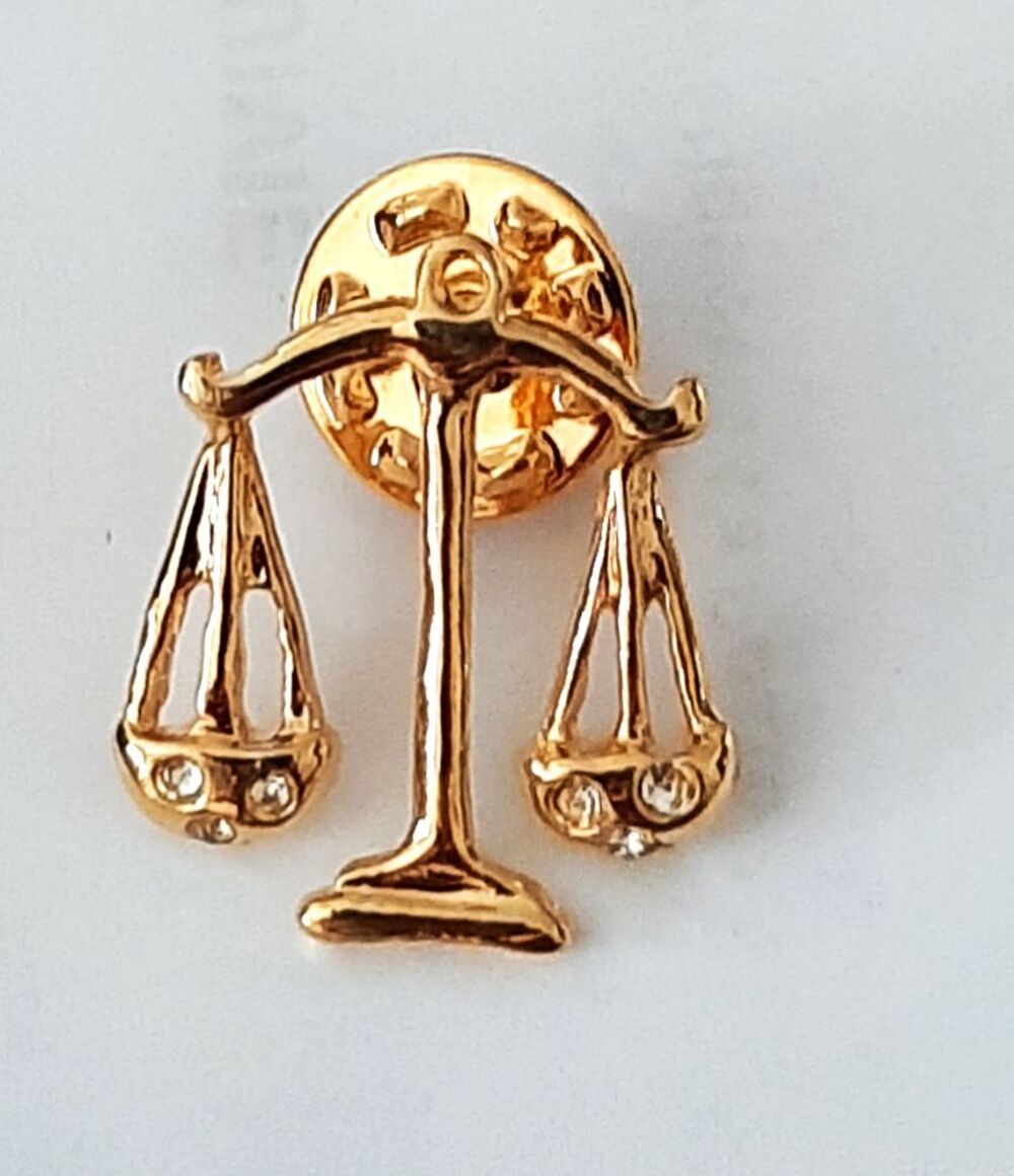 Pin's bijoux dor&eacute; Balance 