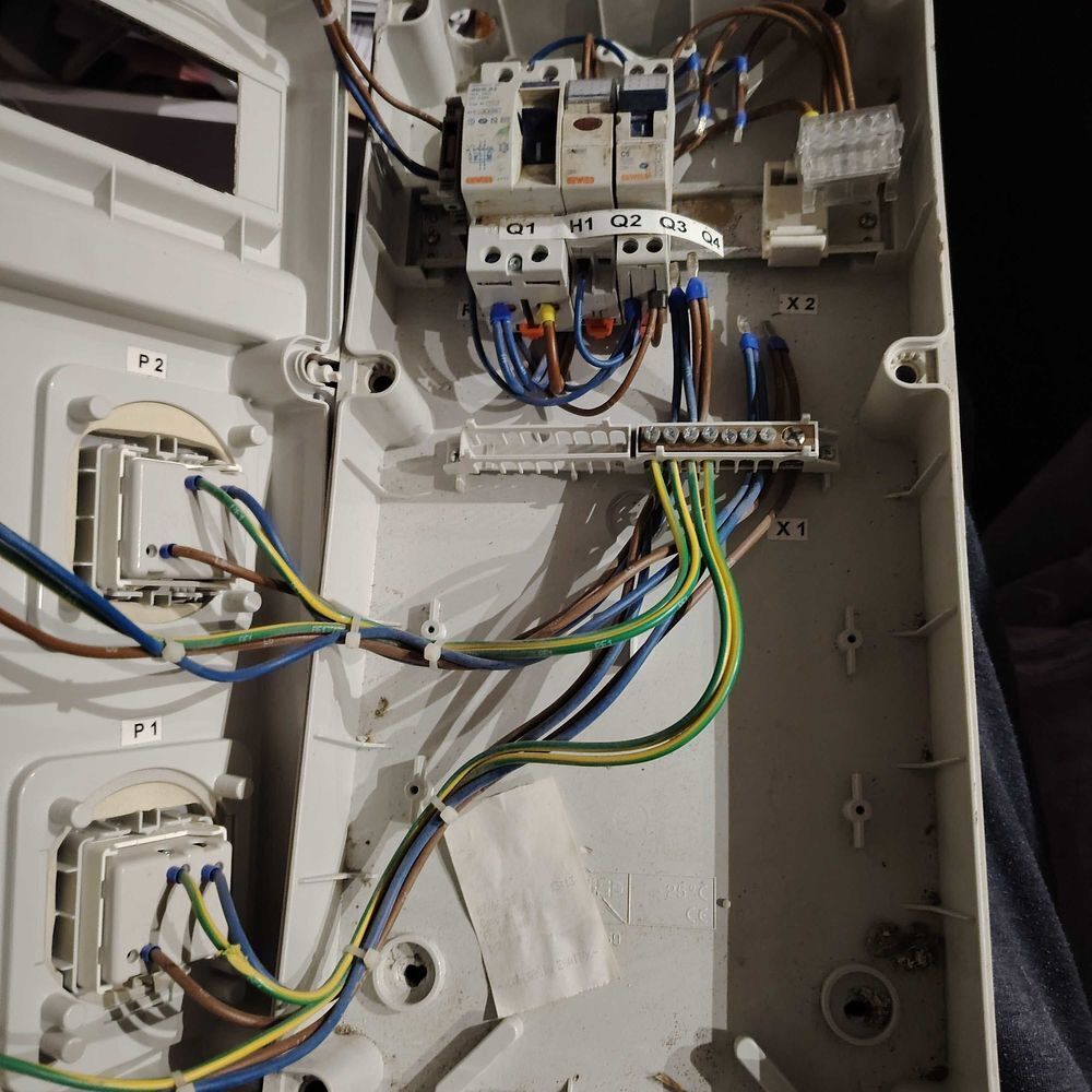 TABLE ELECTRIQUE EXTERIEUR &agrave; € PRISE DE COURANT Bricolage