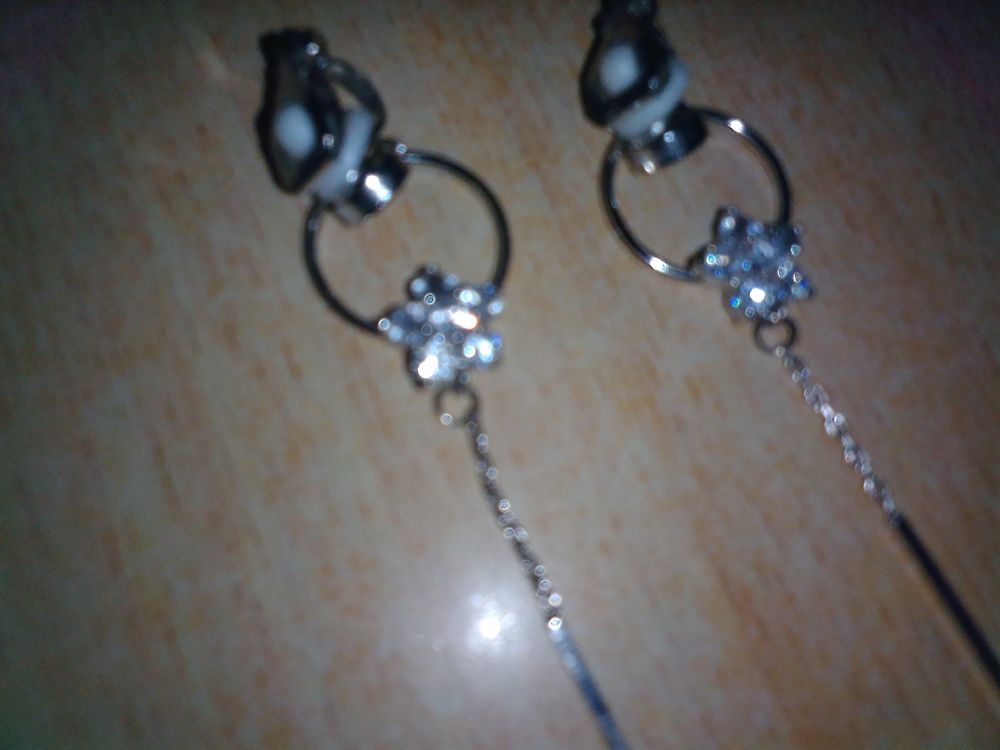Boucle d'oreille Pendante clips neuve Bijoux et montres